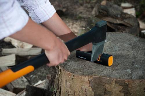 FISKARS AXE & KNIFE SHARPENER 120740
