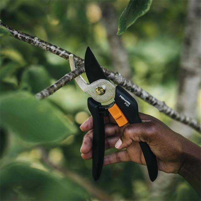 SOLID PRUNER BYPASS  FISKARS P121
